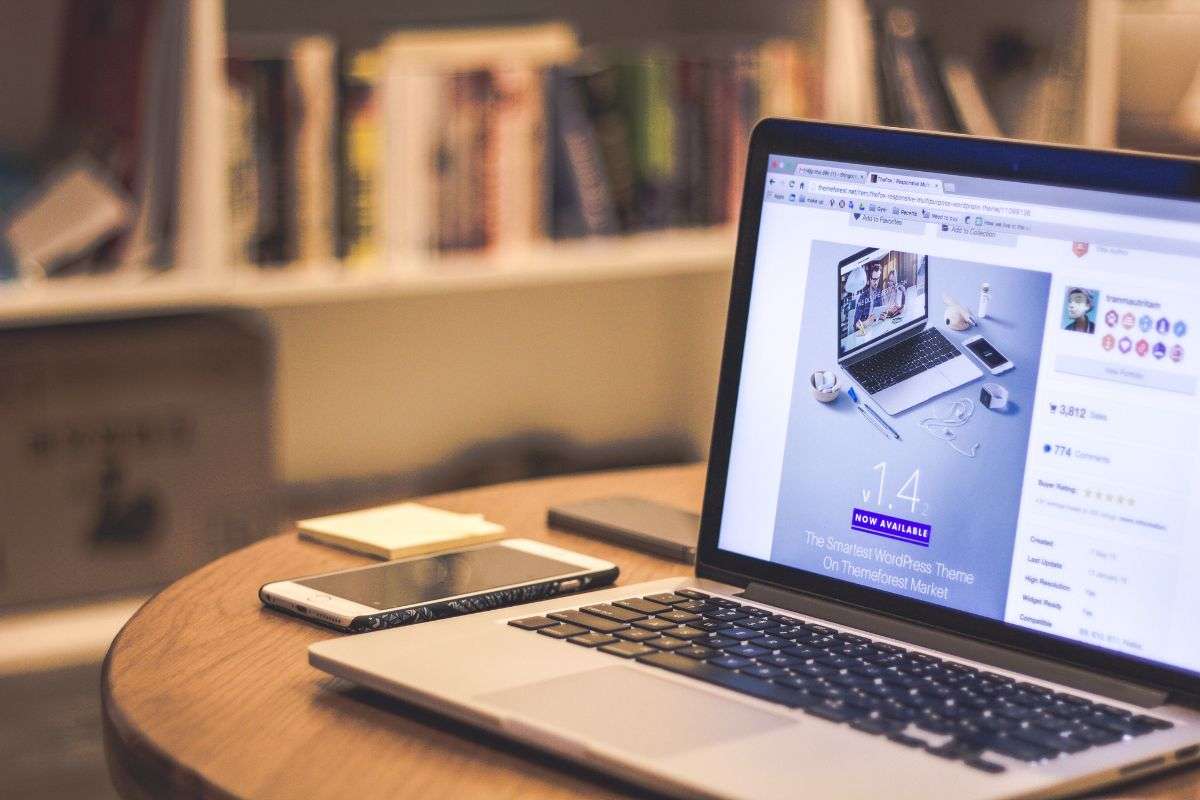 laptop su tavolo con smartphone