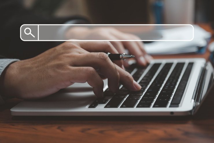 persona che usa il computer con barra di ricerca