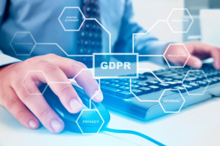 persona al computer con scritta GDPR e varie 