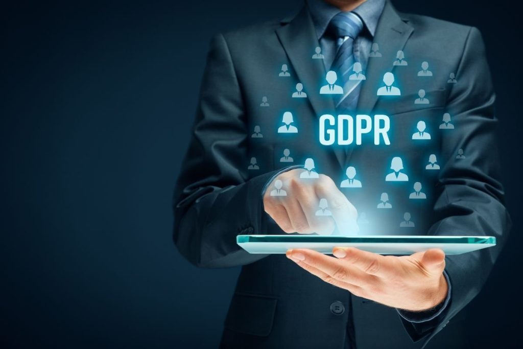 persona con tablet in mano e scritta GDPR