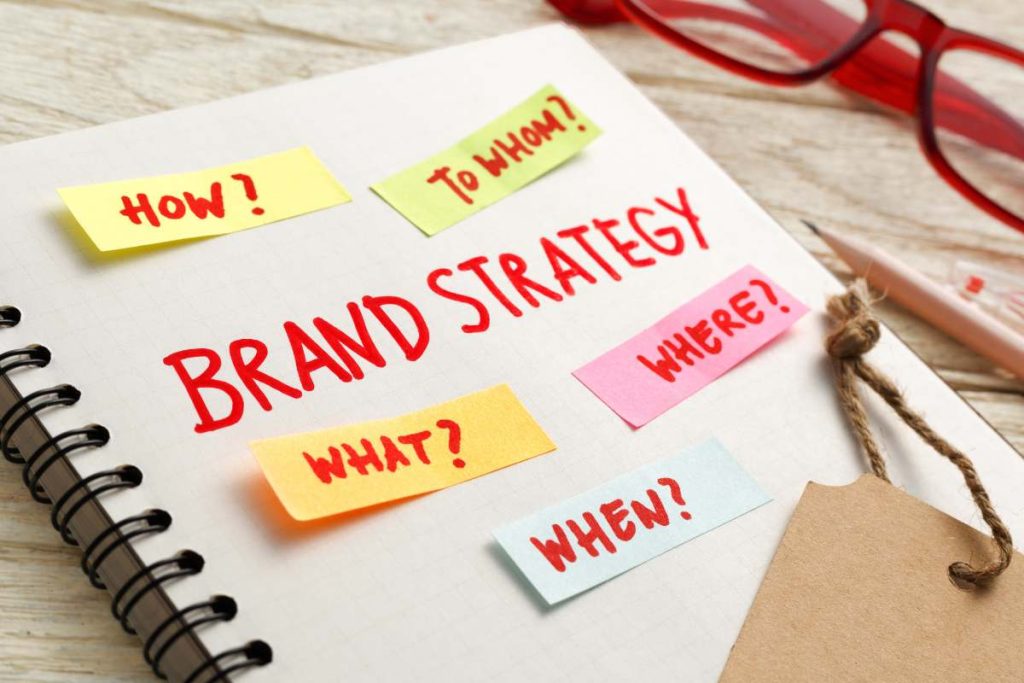 quaderno con scritte varie tra cui "brand strategy"