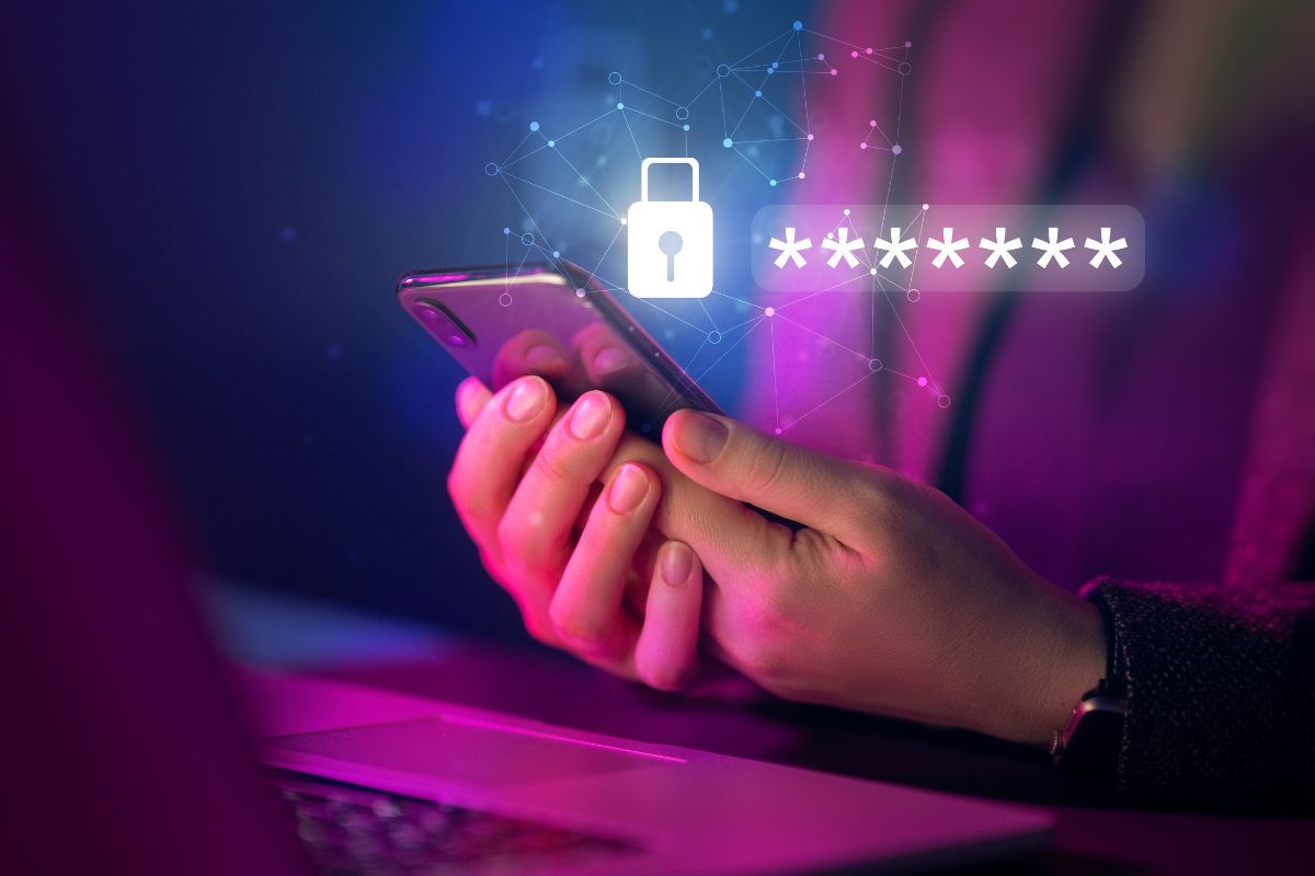 persona che usa smartphone con lucchetto e password
