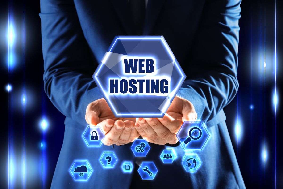 mani di una persona con scritta "Web hosting"