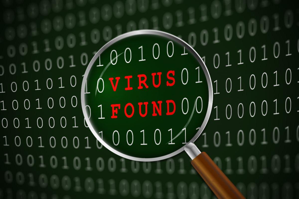 scritta "virus found" con lente di ingrandimento