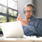 persona che lavora al computer