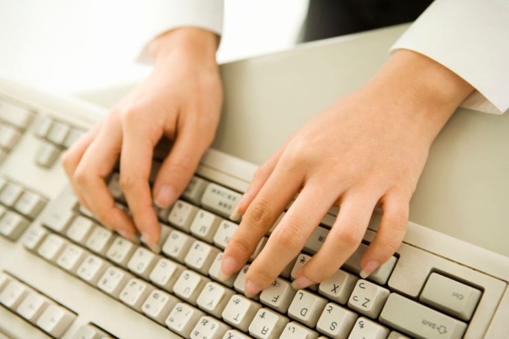 persona che scrive al pc 