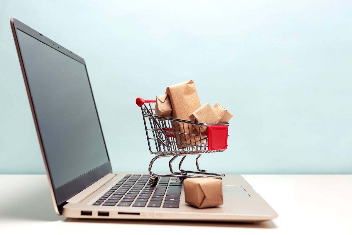 laptop con piccolo carrello