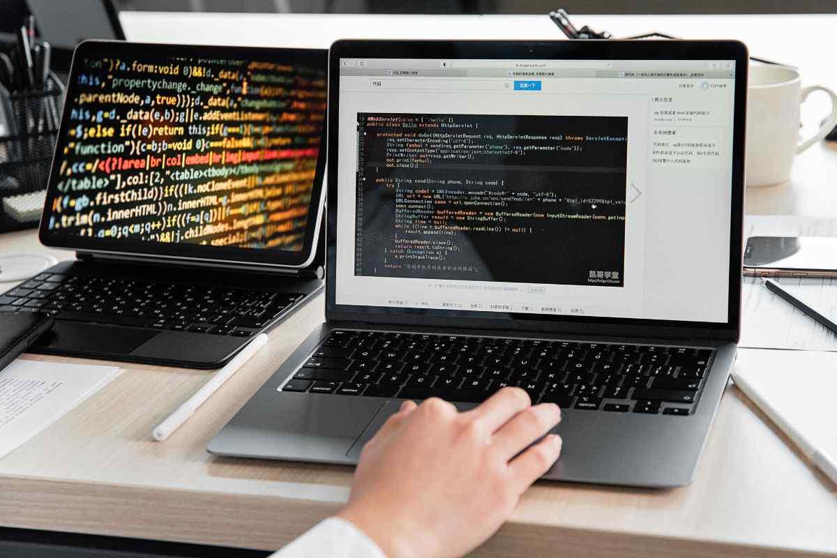 persona con laptop